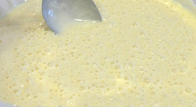 1. Этап. Блины с сухими дрожжами: Тесто должно существенно видоизмениться — разбухнуть и вспениться. Достаем его и перемешиваем, пузырьков должно быть много. Далее убираем массу в тепло еще на 40 минут, в этот раз без духовки, при естественной температуре.