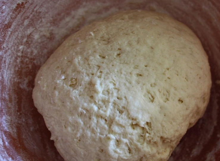 1. Этап. Творожная пицца: Для приготовления теста отделите четыре желтка и разбейте их вилкой, добавив соль. Затем к желткам добавьте 6 столовых ложек масла, творог и молоко. Вымешайте массу таким образом, чтобы избавиться от комочков в твороге. Для этого можно использовать блендер. Две третьих части муки смешайте с пекарским порошком и добавьте к творогу. Остальную муку используйте по мере необходимости, чтобы получить густое эластичное тесто.