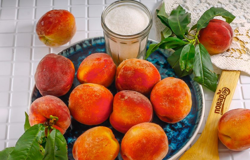 1. Этап. Компот из персиков с косточкой на зиму: Подготовьте указанные ингредиенты.