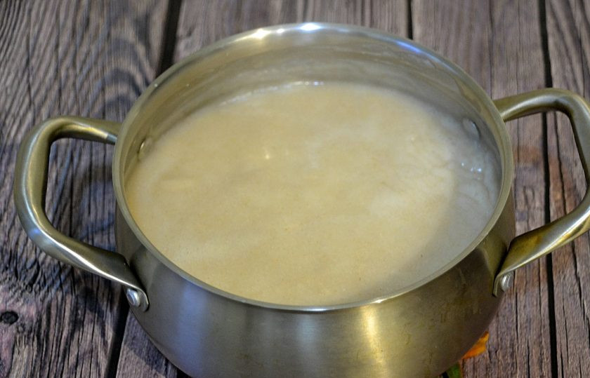 1. Этап. Постный овсяный кисель: Нагрейте на среднем огне до кипения и загустения, посолите по вкусу, добавьте сахар. Если есть комочки, можно еще раз процедить готовый кисель.