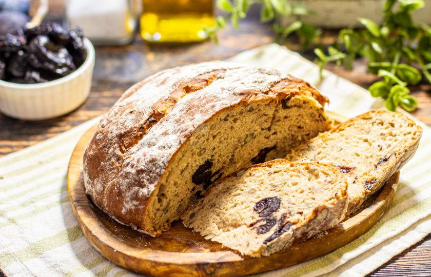 1. Этап. Хлеб с черносливом: Приятного аппетита!