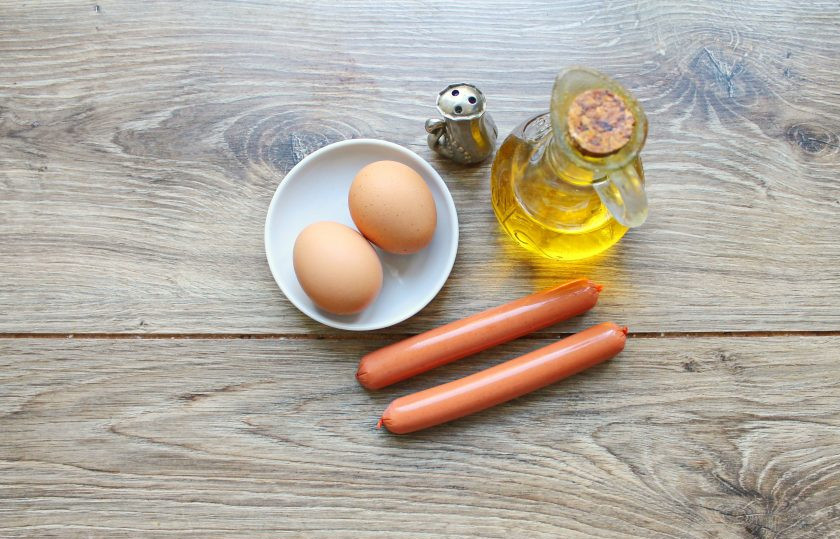 1. Этап. Яичница сердечком: Подготовьте все необходимые ингредиенты дл приготовления яичницы сердечком.