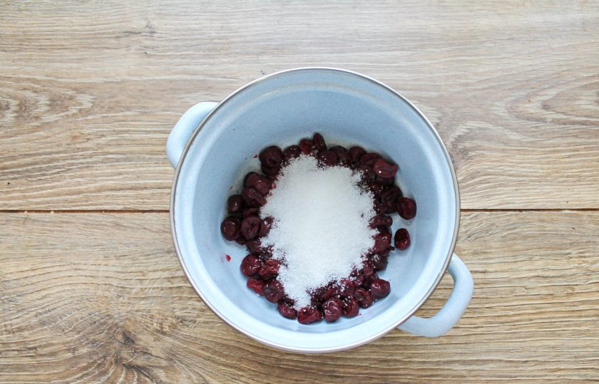 1. Этап. Вишнёвый коктейль: Выложите ягоды в высокую миску или в кастрюлю. Добавьте к ягодам сахар.