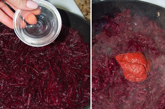 1. Этап. Самый вкусный борщ: Шаг 6. На сковороду тем временем налейте еще немного масла и выложите тертую свеклу. Обжарьте пару минут и добавьте уксус. Тушите еще минут 5, а после выложите томатную пасту. Томите на медленном огне еще 5-7 минут.