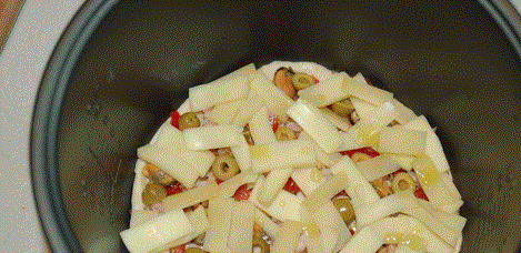 1. Этап. Пицца с креветками в мультиварке: Сверху кладем нарезанный ломтиками сыр. Поливаем 1/2 ст.л. оливкового масла.