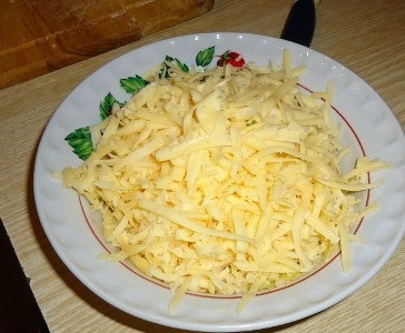 1. Этап. Хлеб с сыром в духовке: Натираем на терке сыр.