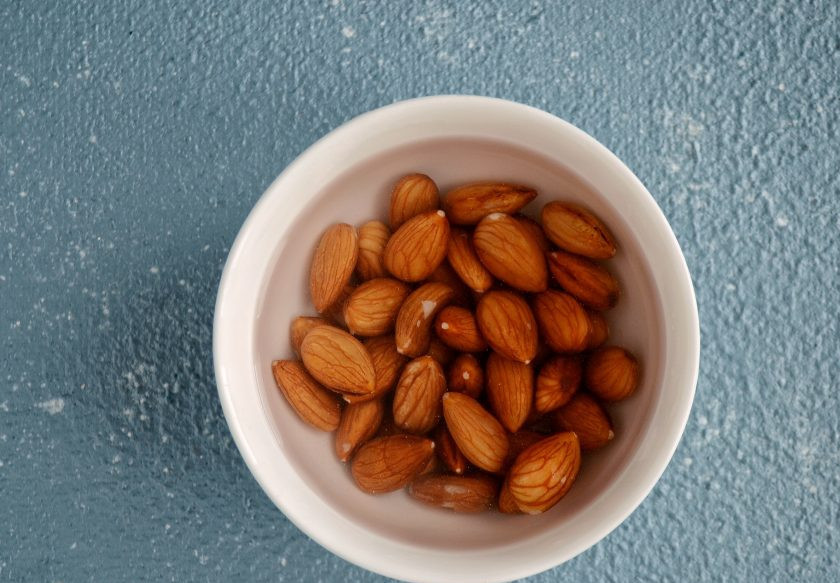 1. Этап. Миндальный соус: Замочите миндаль на 4-6 часов в воде. Затем тщательно промойте.