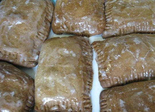 1. Этап. Тульский пряник постный: 7. Смешайте сахар с водой в небольшом ковшике или в турке, поставьте на медленный огонь и, постоянно помешивая, доведите смесь до кипения, кипятите 3-4 минуты. Покройте пряники полученной глазурью, пока они еще горячие (сразу после выпекания). Дайте им остыть. Тульский пряник постный готов!