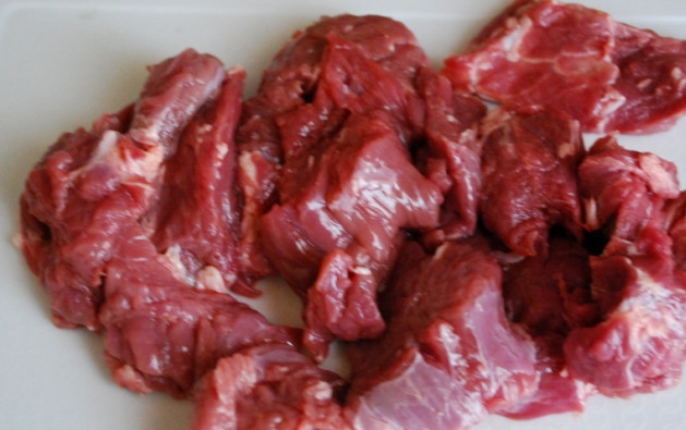 1. Этап. Тушеная телятина с грибами: Для начала мы очищаем мясо от пленок и жил, промываем его, высушиваем и нарезаем поперек волокон на небольшие кусочки.