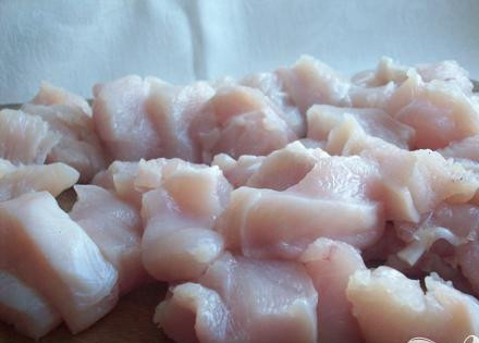 1. Этап. Куриное филе в соусе из сливок и сыра дор-блю: 1. Промываем куриное филе, даем ему высохнуть и небольшими кусочками, затем его нарезаем.