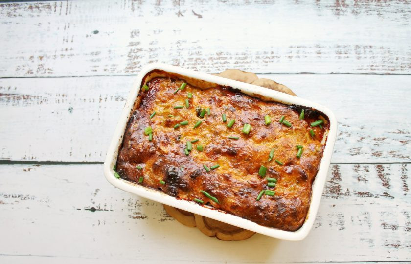 1. Этап. Мясо по-крестьянски: Форму с мясом поставьте в горячую духовку и запекайте в течение 25-30 минут, до готовности.