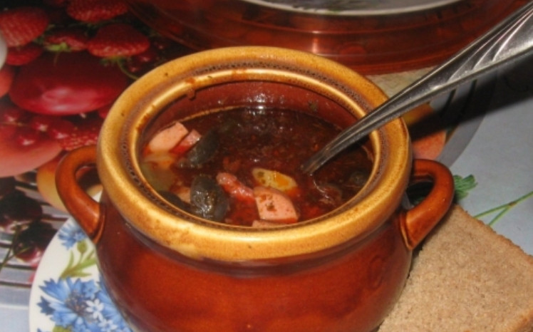 1. Этап. Солянка в горшочках: Суп подается со сметаной и порезанным лимоном. Приятного аппетита!