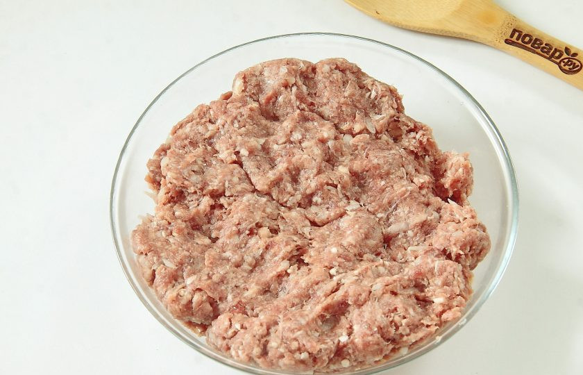 1. Этап. Зразы мясные с морковью: Тщательно перемешайте.