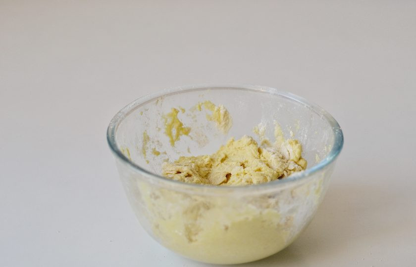 1. Этап. Мексиканские чипсы: Затем добавьте масло и постепенно начните вливать воду.