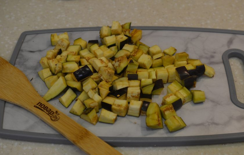 1. Этап. Баклажаны на зиму (как грибы): 1. Баклажаны нарежьте кубиками.