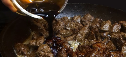 1. Этап. Сочная говяжья печень с луком: Влейте 50 мл соевого соуса, перемешайте. Жарьте 7 минут