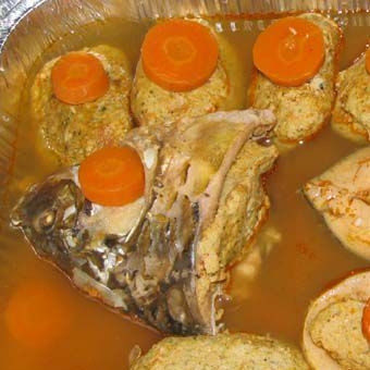 1. Этап. Рыбные котлеты по-еврейски: Сложите котлеты в противень, украсьте кружочком моркови, влейте бульон и отправьте в разогретую до 180 градусов духовку на 30 минут.