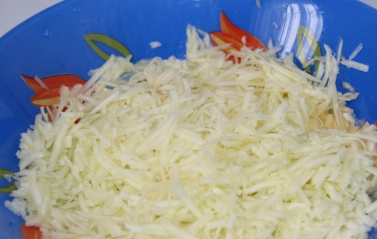 1. Этап. Запеканка из кабачков с манкой: Итак, для начала промоем кабачок под проточной водой и очистим его от кожуры (если он уже немолодой). Очищенный кабачок трем на крупной терке и на 10-15 минут отставляем в сторону.