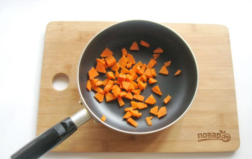 1. Этап. Омлет с овощами в духовке: Морковь натрите на терке или мелко нарежьте и выложите в сковороду.