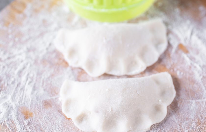 1. Этап. Вареники из рисовой муки: Затем очень аккуратно сформируйте вареник и придавите края пальцами (как на фото) — завернуть края теста и закрепить, как обычно формуют классические вареники, наверное не получится.