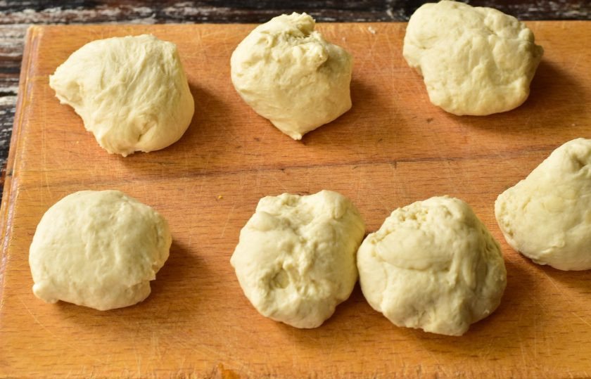 1. Этап. Беляши без яиц: Поделите тесто на одинаковые куски.