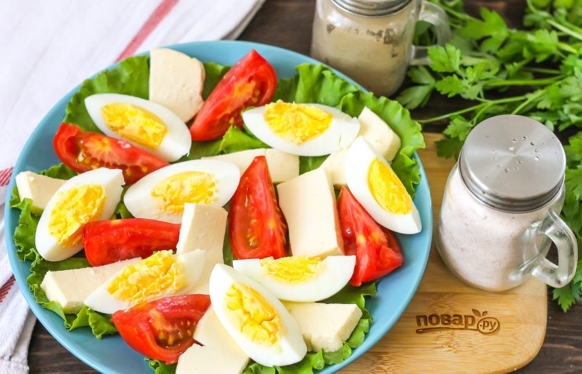 1. Этап. Белковый салат на ужин: Очистите яйца от скорлупы, промойте в воде и нарежьте четвертинками, выложите на тарелку в любом порядке.