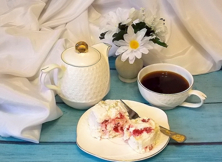 1. Этап. Меренговый рулет с малиной: Порежьте и подавайте.