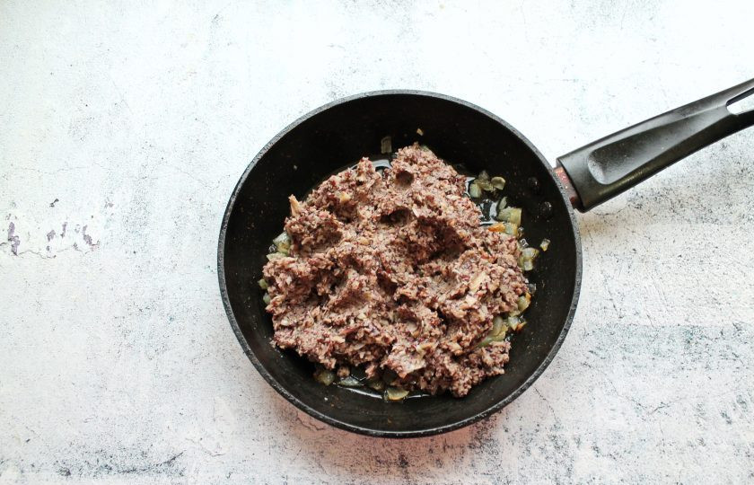 1. Этап. Пирожки с солеными груздями и рисом: Соленые грузди пропустите через мясорубку и добавьте к обжаренному луку. Обжаривайте все в течение 5 минут на среднем огне, перемешивая.