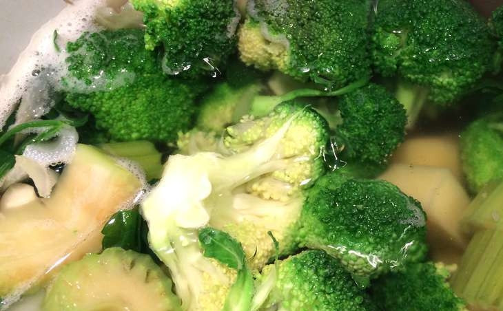 1. Этап. Суп-пюре из брокколи с плавленым сыром: 2. Отправляем вариться сразу картофель. Через 10 минут добавляем к нему нашинкованный лук. После чего добавляем к ним остальные овощи. Варим 5 минут и периодически помешиваем.