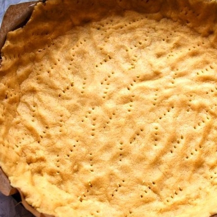 1. Этап. Черничный пирог с творогом: Формируем тесто для пирога, не забывая сформировать края - иначе начинка расплывется. Протыкаем тесто вилочкой - и ставим его в духовку на 10-12 минут при температуре 180 градусов.