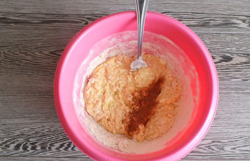 1. Этап. Сливовые маффины: Перемешивая тесто, добавьте корицу.