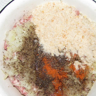 1. Этап. Биточки в духовке: 5. Осталось добавить только панировочных сухарей или размоченный в воде (молоке) ломтик хлеба. Фарш тщательно перемешать.