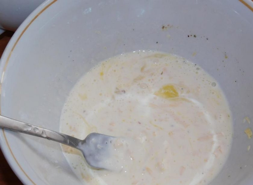 1. Этап. Картофель с грибами и сыром в духовке: В отдельной чаше смешайте яйцо, сливки, половину тертого сыра.