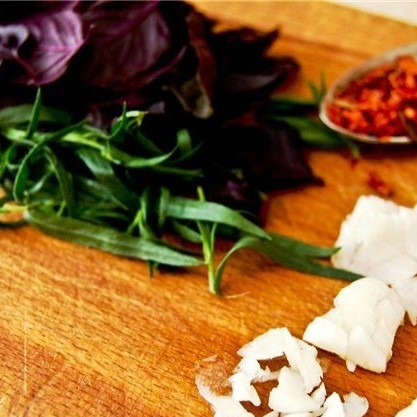 1. Этап. Суп из телячьего хвоста: За пару минут до окончания варки добавляем в кастрюлю красный перец, измельченный эстрагон, немного базилика и измельченный свежий чеснок. Перемешиваем, варим пару минут - и снимаем с огня.