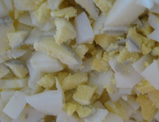 1. Этап. Салат Гнездо глухаря классический: 9. И так же нарезаем остывшие куриные яйца. Перепелиные оставьте для украшения.