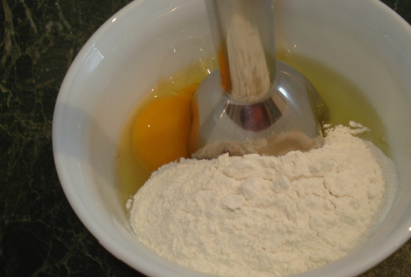 1. Этап. Суп куриный с яйцом: 3. 2 оставшихся яйца нужны будут сырыми. Часто подобные супы готовят с овощами, что может слегка надоесть. Предлагаю добавить в этот суп домашние клецки, приготовленные на 