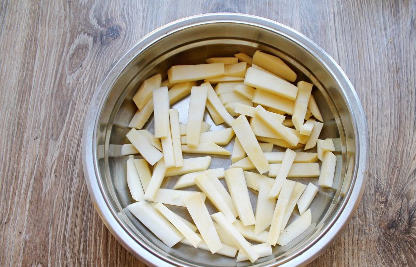 1. Этап. Репа с курицей в духовке: Порежьте репу соломкой.