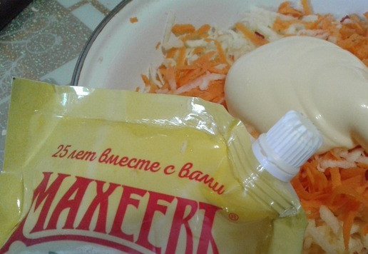 1. Этап. Салат из корневого сельдерея: Заправляю салат майонезом