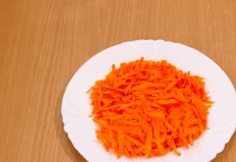 1. Этап. Кабачки с болгарским перцем: Морковь натираем на терку.