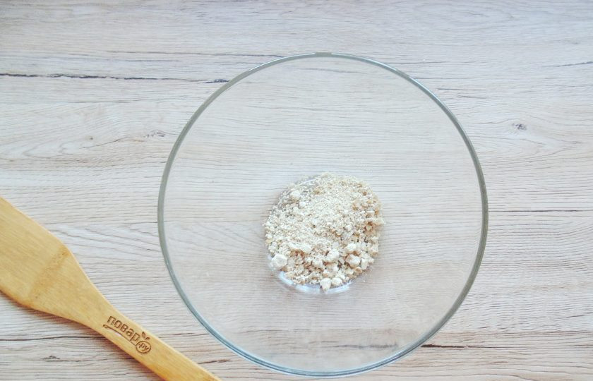 1. Этап. Булочки с яблоками и изюмом в духовке: В глубокую миску раскрошите прессованные дрожжи.