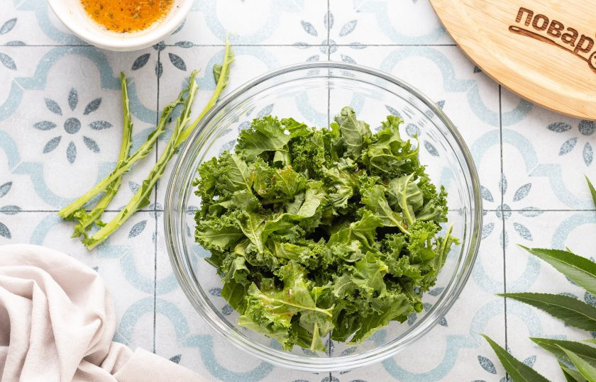 1. Этап. Салат c мандарином, гранатом и тыквенными семечками: Листья кейла помойте и обсушите. Удалите жесткий стебель по середине, а листья порвите. Добавьте половину заправки и пожмите листья руками, чтобы они стали мягче.