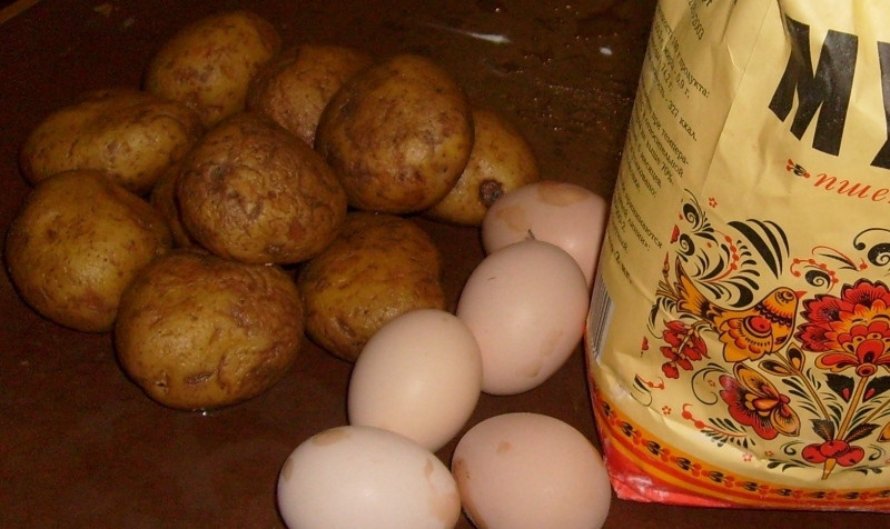 1. Этап. Картофельные зразы отварные: Отварите вымытый картофель в мундире до полной готовности. Так в нем сохранится максимум полезных веществ и витаминов. Затем очистите его и натрите на терке.