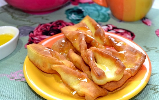 1. Этап. Хворост с медом: 15. Полейте хворост медом и подавайте к столу. Приятного чаепития!