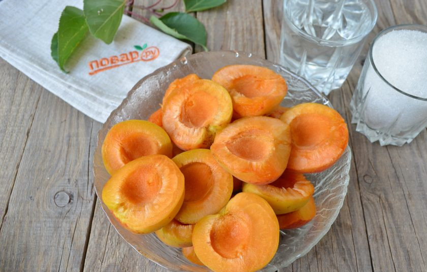 1. Этап. Абрикосовый джем на зиму: Абрикосы очень тщательно вымойте, разделите на половинки, удалите косточки.