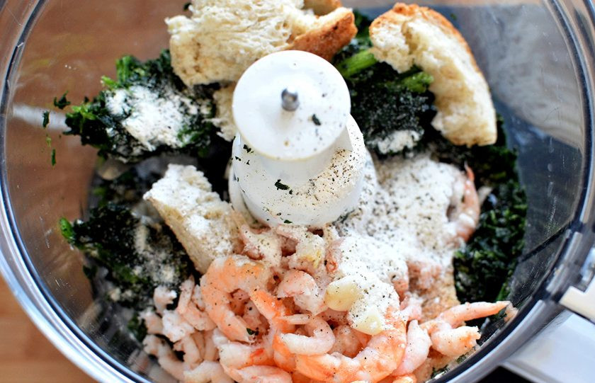 1. Этап. Постные котлеты из шпината и креветок: Пробейте в блендере в пульсовом режиме очищенные креветки, шпинат (можно не размораживать), пару зубчиков чеснока и ломтик замоченного в холодной воде и слегка отжатого хлеба.