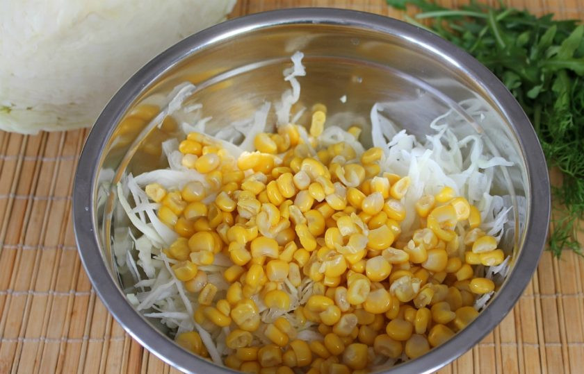 1. Этап. Салат с кукурузой, капустой и колбасой: Добавляем кукурузу.