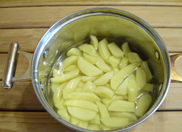 1. Этап. Картошка с солеными огурцами: 5. Кладем в кастрюлю, заливаем кипятком, так чтобы даже не покрыло картофель. Солим и варим 10 минут.