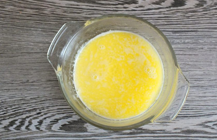 1. Этап. Синнабоны с малиной: Растопите 90 грамм сливочного масла. Охладите.