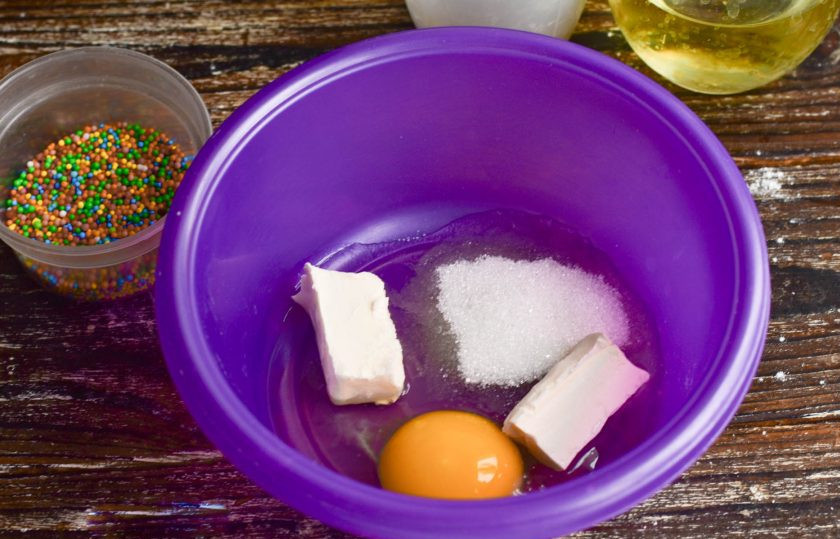 1. Этап. Капкейки без глютена: В миску вбейте яйцо, добавьте сахар и выложите сливочное масло.