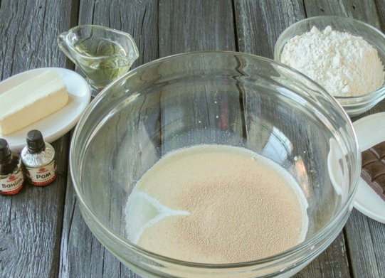 1. Этап. Бельгийские вафли для электровафельницы: Молоко разогрейте до 40 градусов. Затем добавьте в него дрожжи и сахар. Всё хорошо перемешайте.